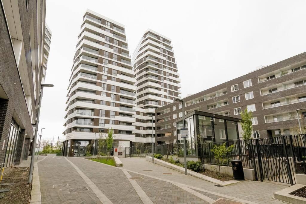Lovely En-suite Flat With Balcony And Parking. * London