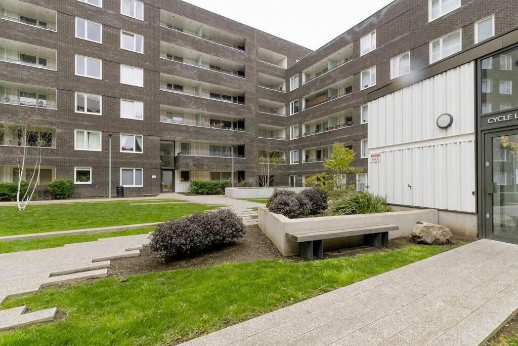 Lovely En-suite Flat With Balcony And Parking. * London
