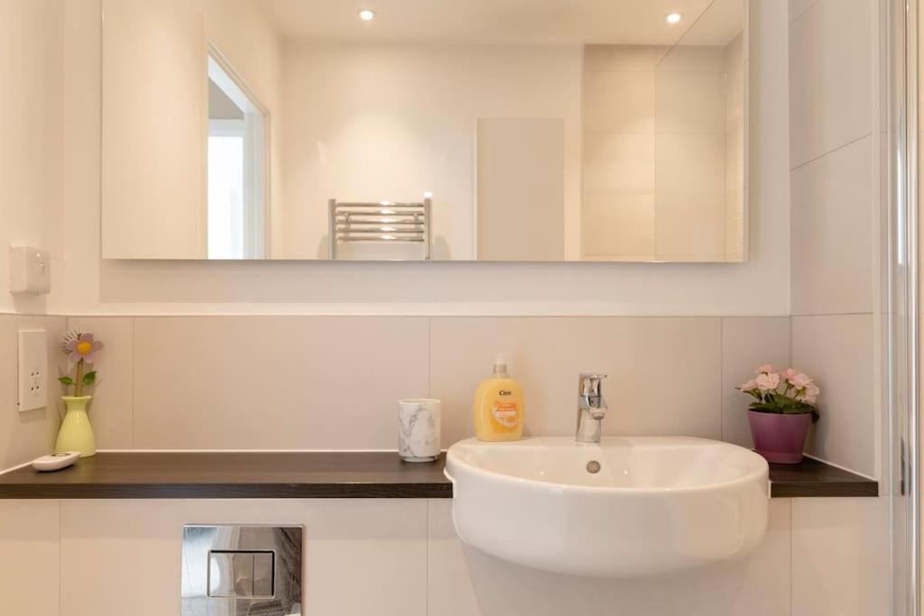 Apartment Lovely En-suite Flat With Balcony And Parking. *