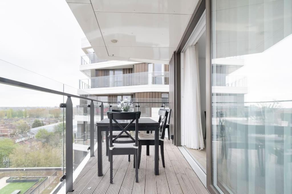 Lovely En-suite Flat With Balcony And Parking. London