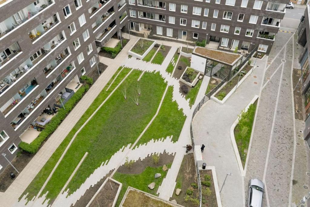 Lovely En-suite Flat With Balcony And Parking. *