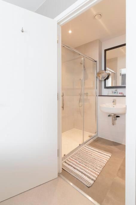 Lovely En-suite Flat With Balcony And Parking. Apartment London