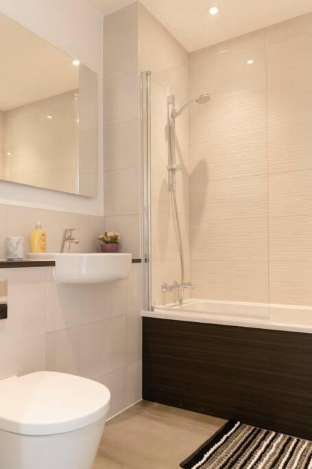 Lovely En-suite Flat With Balcony And Parking. Apartment