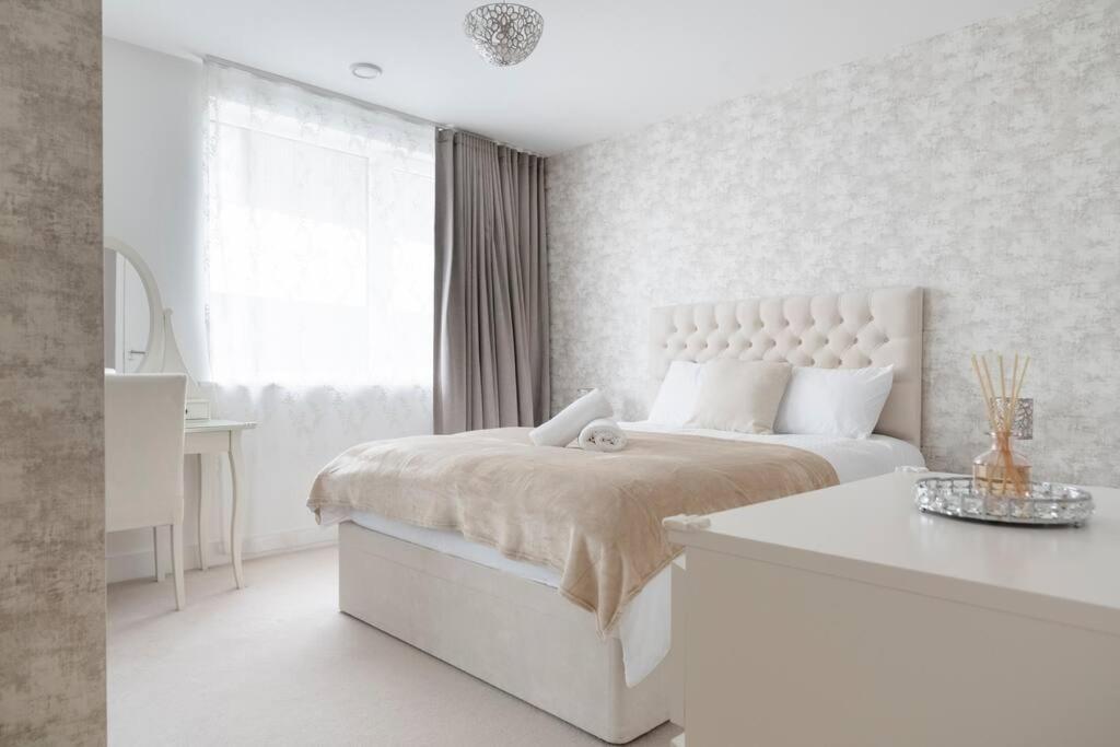 Lovely En-suite Flat With Balcony And Parking. *