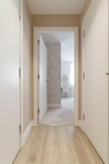 Apartment Lovely En-suite Flat With Balcony And Parking. *