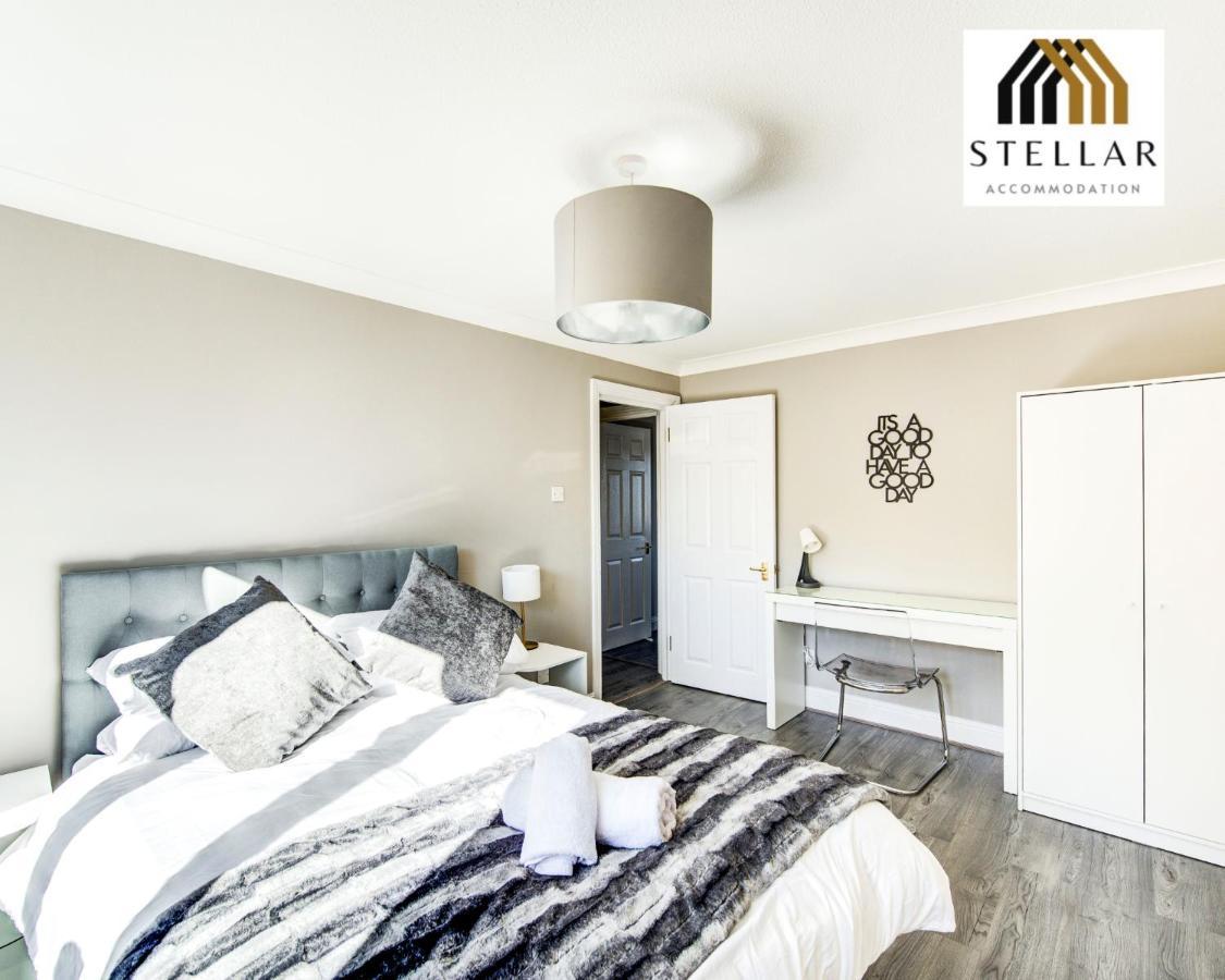 Luxury One Bedroom Newly Refurbished By Stellar Short Lets & Serviced Canary Wharf Manchester Leisure Apartment