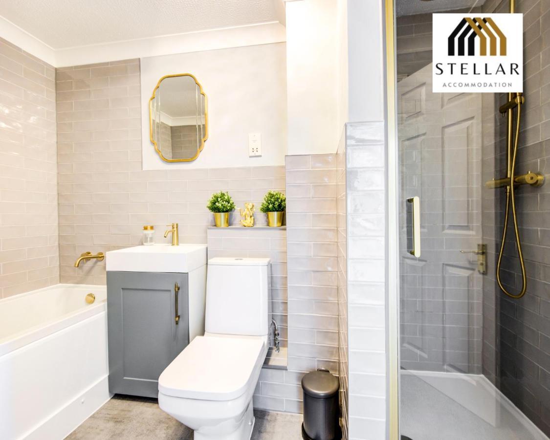 Luxury One Bedroom Newly Refurbished By Stellar Short Lets & Serviced Canary Wharf Manchester Leisure *