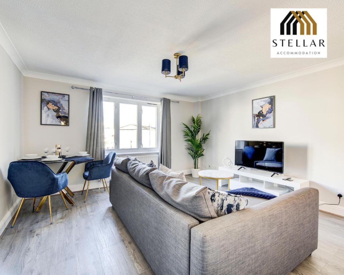 Luxury One Bedroom Newly Refurbished By Stellar Short Lets & Serviced Canary Wharf Manchester Leisure * London