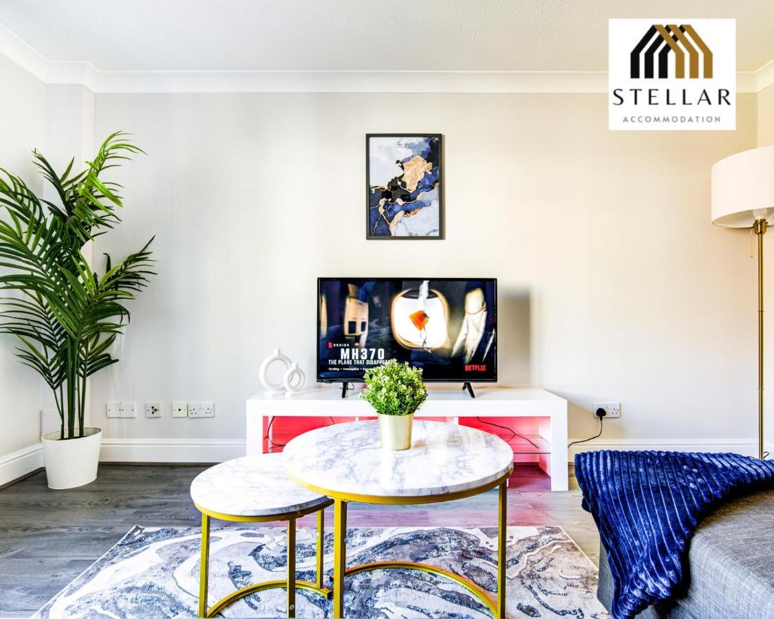 Luxury One Bedroom Newly Refurbished By Stellar Short Lets & Serviced Canary Wharf Manchester Leisure *