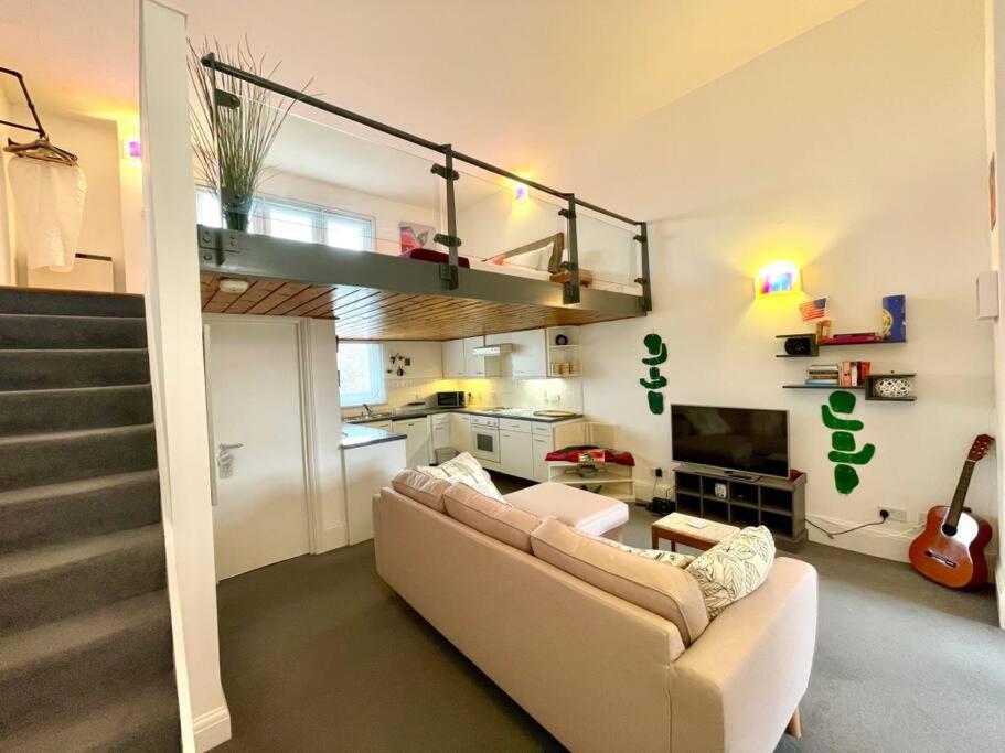 Apartment High-ceiling Flat With Rooftop & Skyline View