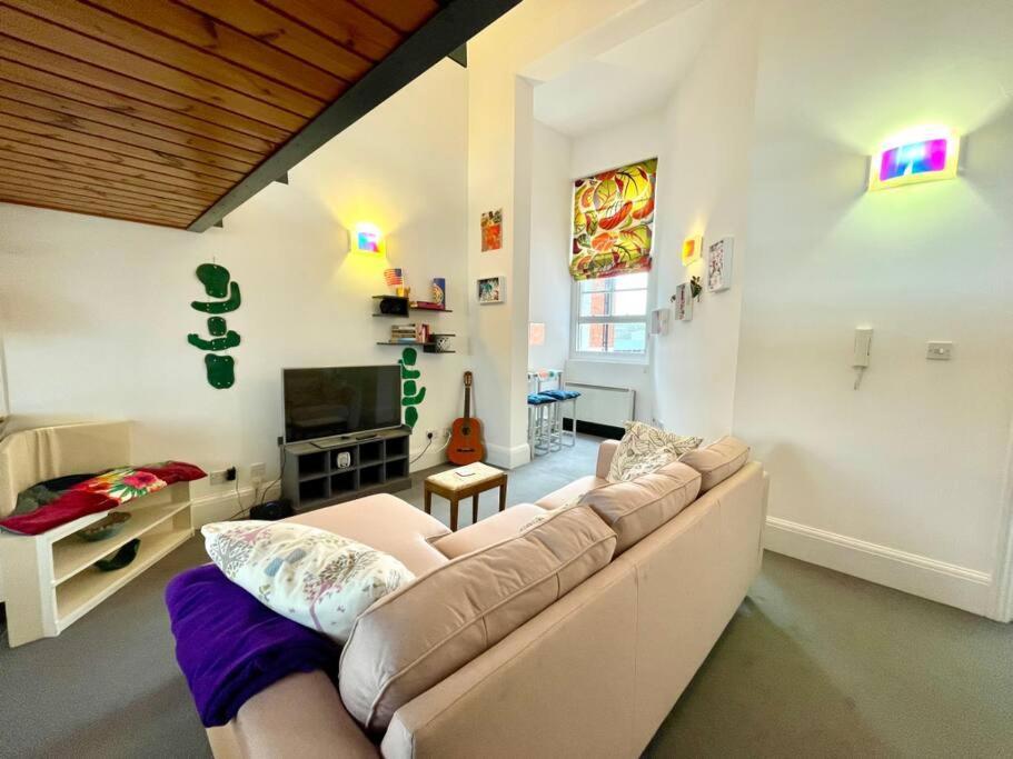 Apartment High-ceiling Flat With Rooftop & Skyline View London