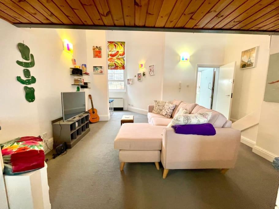 High-ceiling Flat With Rooftop & Skyline View London