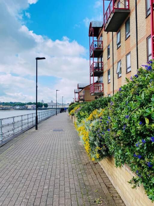 Bright &spacious One Bedroom Flat Off Canary Wharf * Londen