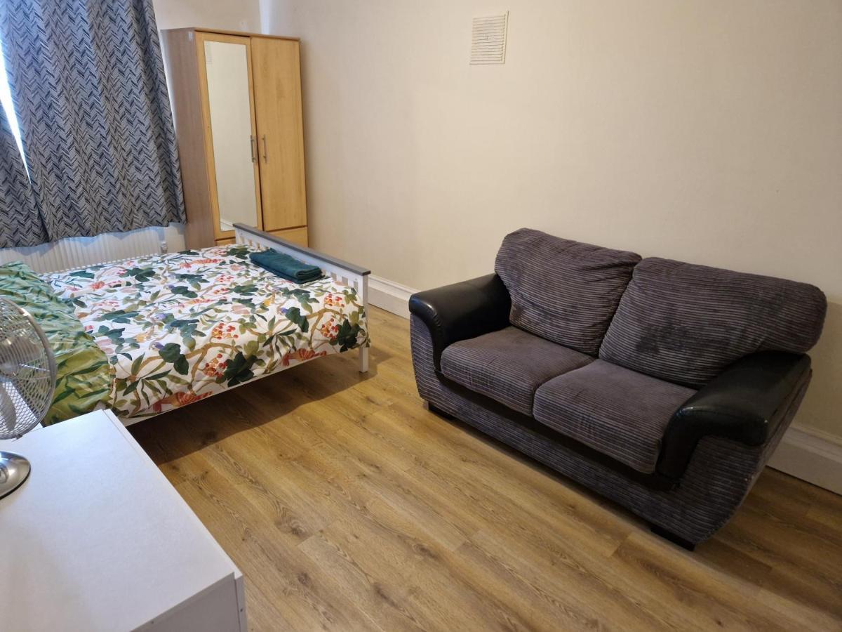 A Discreet Flat For The Family. Apartamento