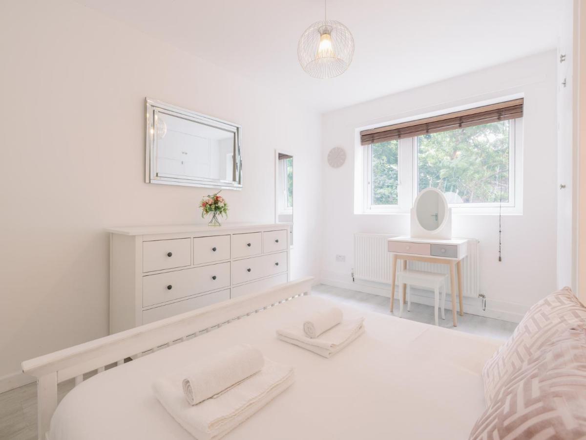 Spacious Flat In South With Balcony - Pass The Keys *