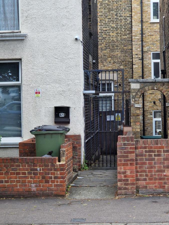 A Discreet Flat For The Family. Apartamento