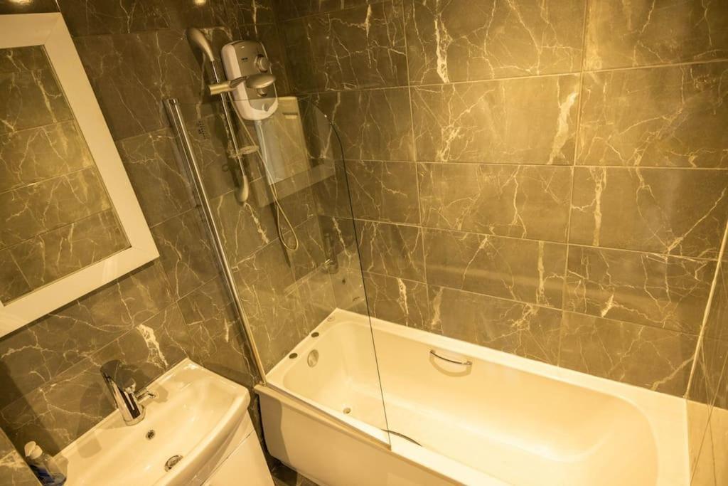 Appartement 2 Bedrooms -parking-very Spacious-wifi *