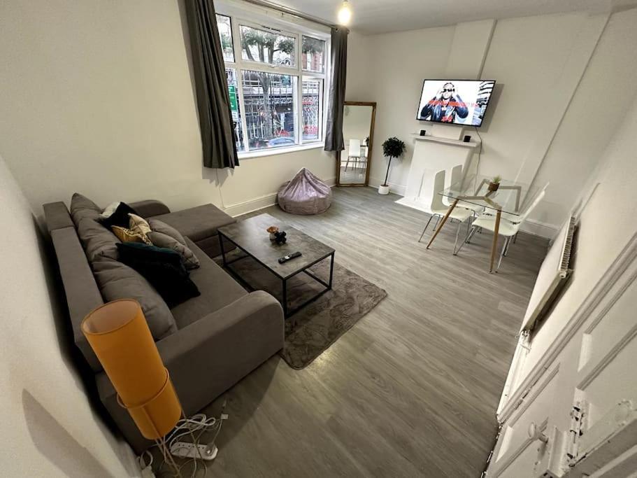 Spectacular 2 Bedroom On Tower Bridge Appartement Londres