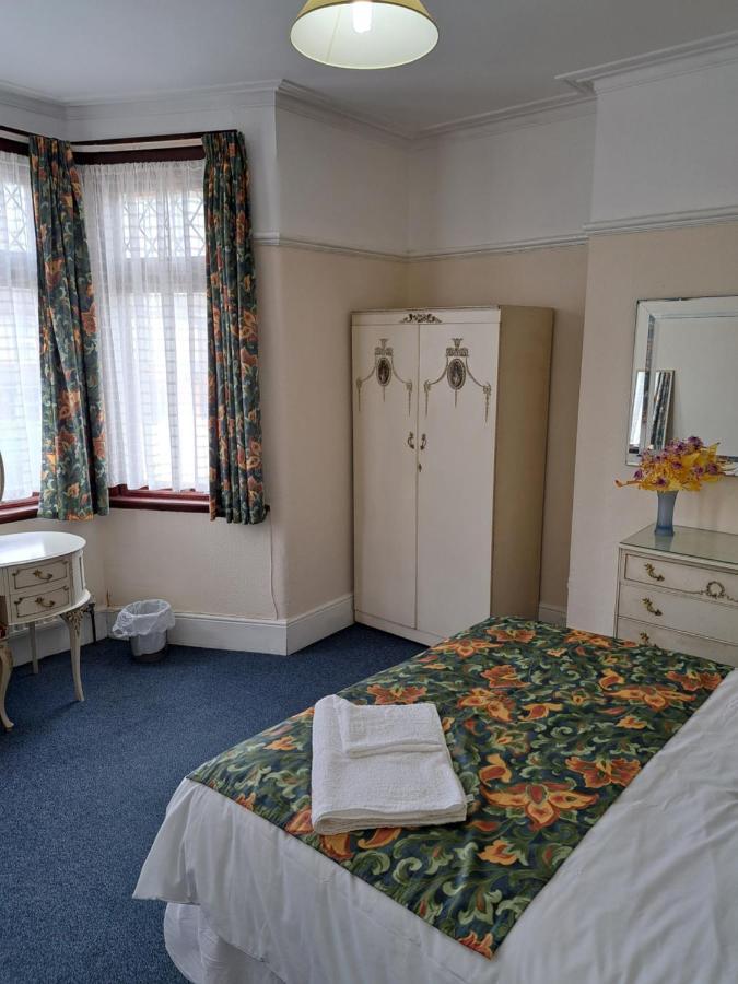 Luxury 5 Bedroom Near Seven Kings Train Station- 5 Room, 6 Bed And Sleeps 8 Guest Londres