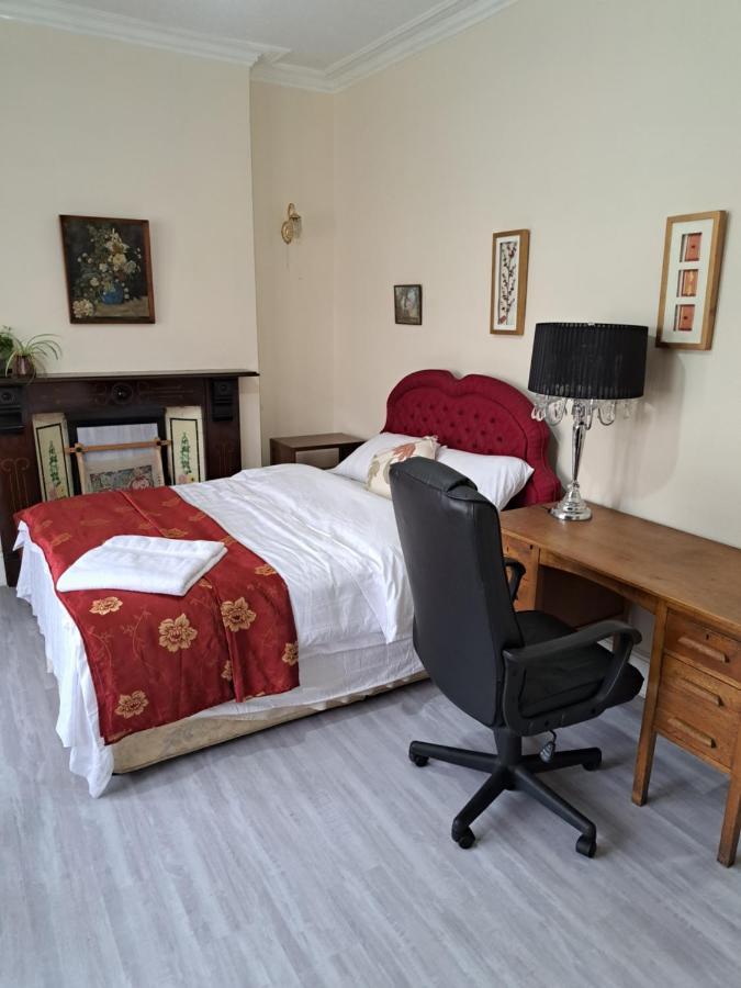 Hébergement de vacances Luxury 5 Bedroom Near Seven Kings Train Station- 5 Room, 6 Bed And Sleeps 8 Guest *
