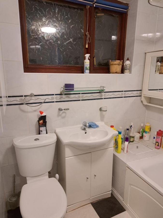 Luxury 5 Bedroom Near Seven Kings Train Station- 5 Room, 6 Bed And Sleeps 8 Guest Londres
