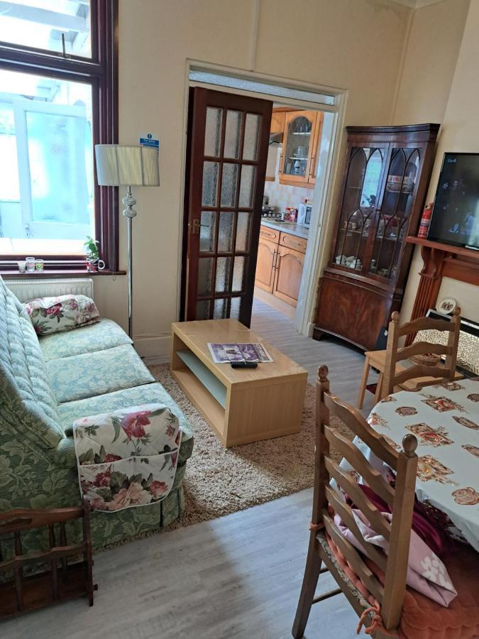 Luxury 5 Bedroom Near Seven Kings Train Station- 5 Room, 6 Bed And Sleeps 8 Guest Hébergement de vacances