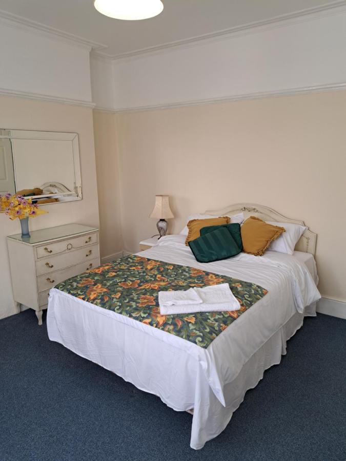 Hébergement de vacances Luxury 5 Bedroom Near Seven Kings Train Station- 5 Room, 6 Bed And Sleeps 8 Guest *