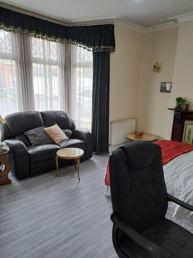 Luxury 5 Bedroom Near Seven Kings Train Station- 5 Room, 6 Bed And Sleeps 8 Guest Hébergement de vacances *