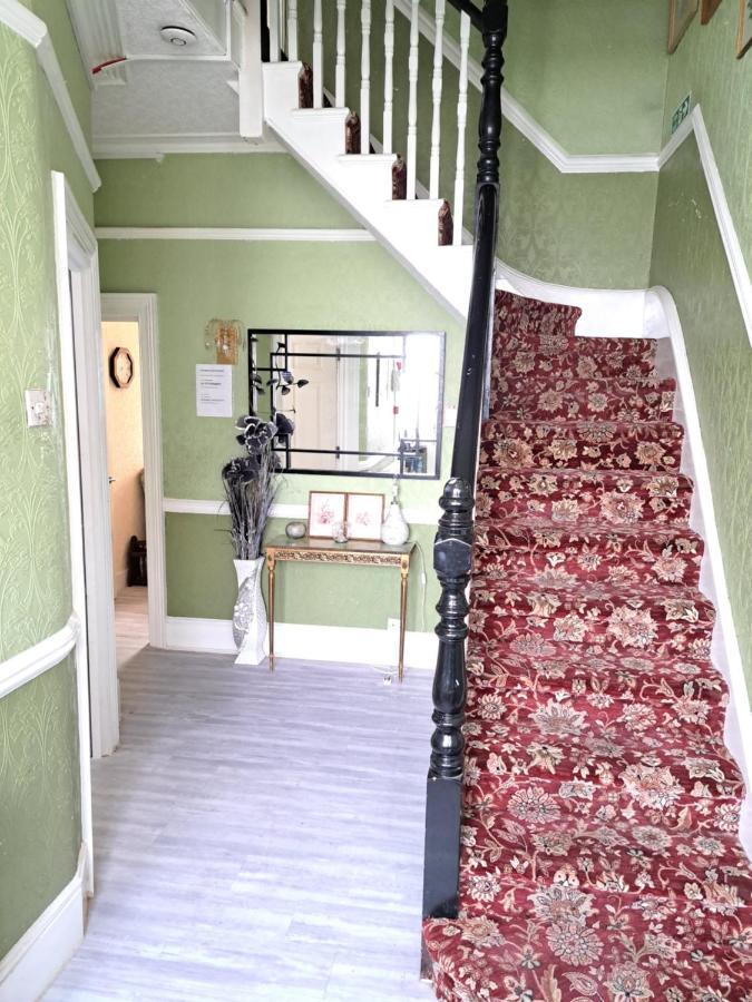 Luxury 5 Bedroom Near Seven Kings Train Station- 5 Room, 6 Bed And Sleeps 8 Guest Hébergement de vacances