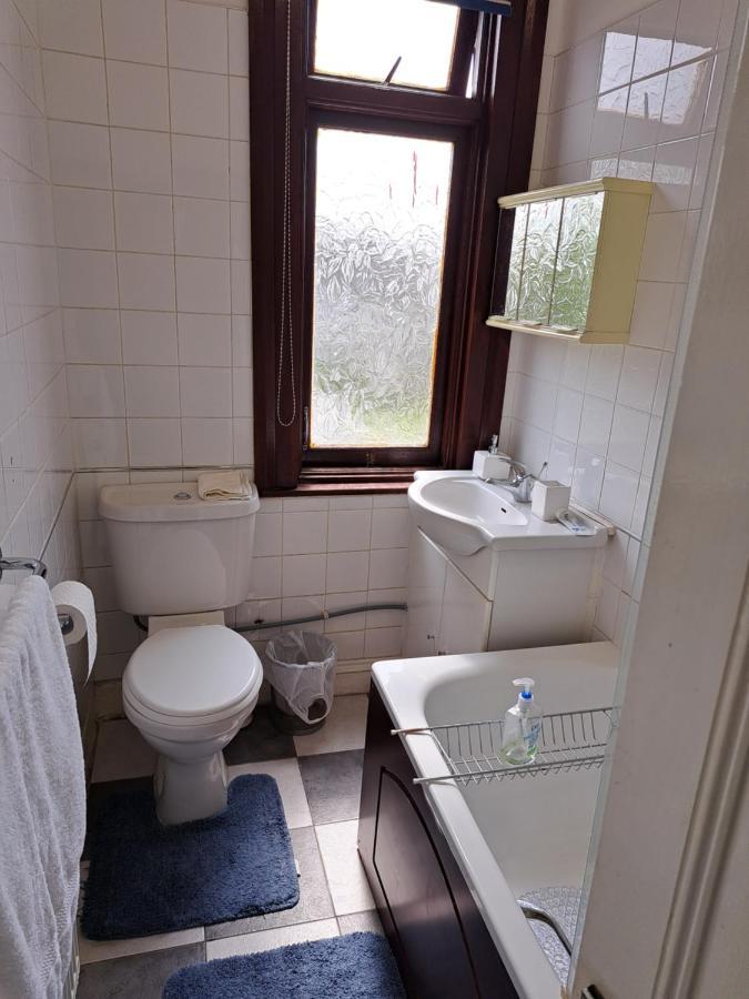 Hébergement de vacances Luxury 5 Bedroom Near Seven Kings Train Station- 5 Room, 6 Bed And Sleeps 8 Guest