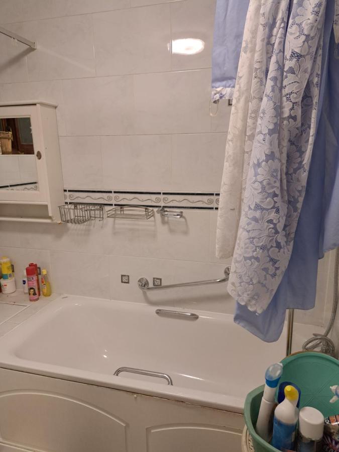 Luxury 5 Bedroom Near Seven Kings Train Station- 5 Room, 6 Bed And Sleeps 8 Guest * Londres