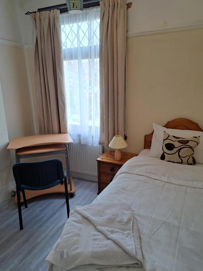Luxury 5 Bedroom Near Seven Kings Train Station- 5 Room, 6 Bed And Sleeps 8 Guest Hébergement de vacances
