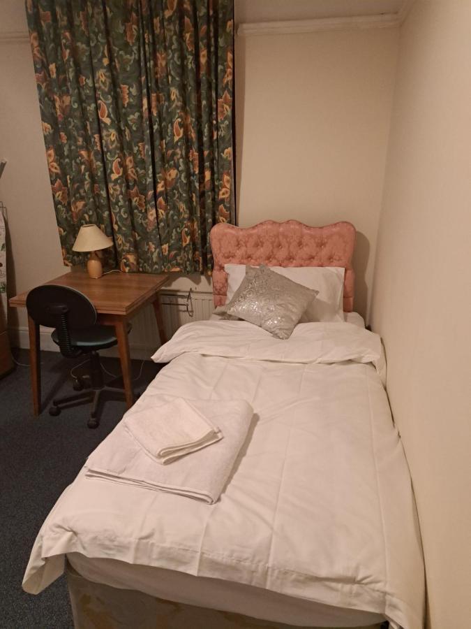 Luxury 5 Bedroom Near Seven Kings Train Station- 5 Room, 6 Bed And Sleeps 8 Guest Londres