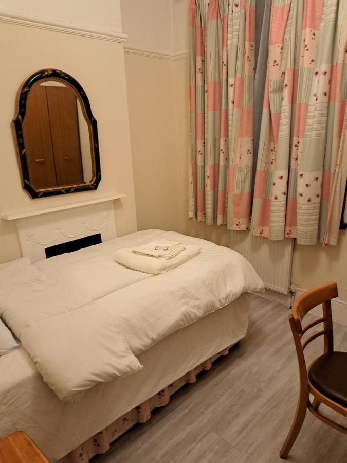 Luxury 5 Bedroom Near Seven Kings Train Station- 5 Room, 6 Bed And Sleeps 8 Guest * Londres