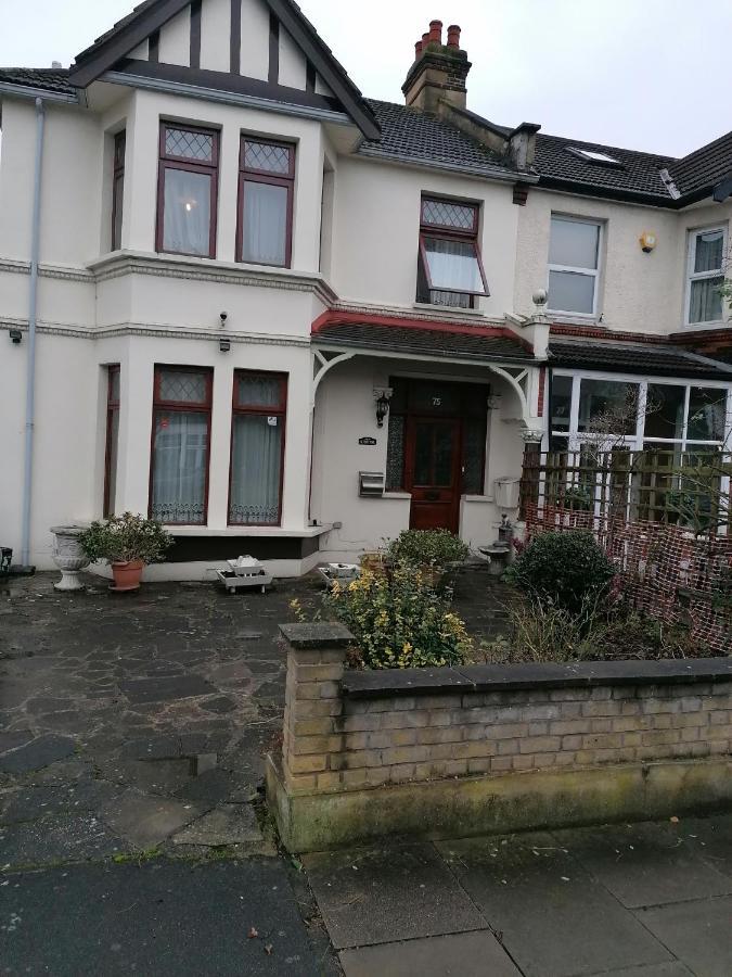 Luxury 5 Bedroom Near Seven Kings Train Station- 5 Room, 6 Bed And Sleeps 8 Guest Londres