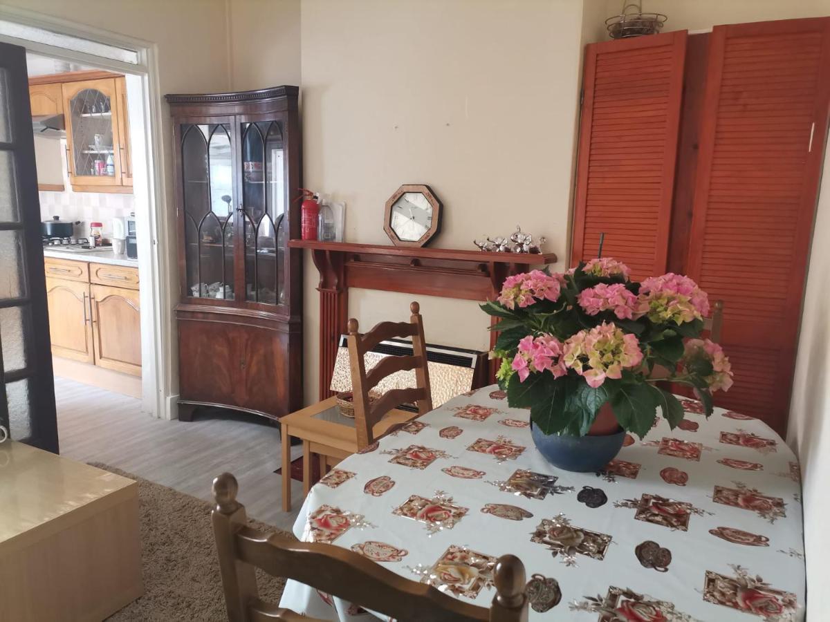 Hébergement de vacances Luxury 5 Bedroom Near Seven Kings Train Station- 5 Room, 6 Bed And Sleeps 8 Guest Londres