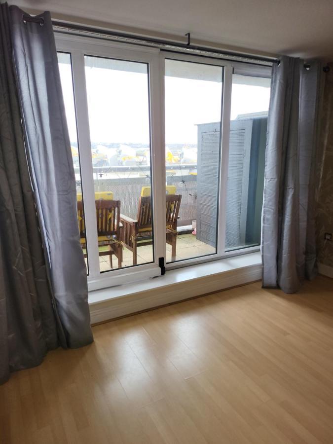 3 Bedrooms 2 Baths, Overlooking The River Near Excel, O2, Airport - Sleeps Up To 6 Londres