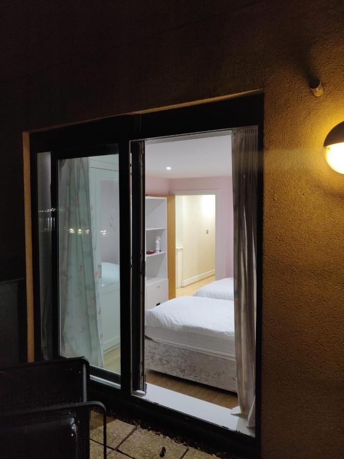 3 Bedrooms 2 Baths, Overlooking The River Near Excel, O2, Airport - Sleeps Up To 6 Apartamento Londres