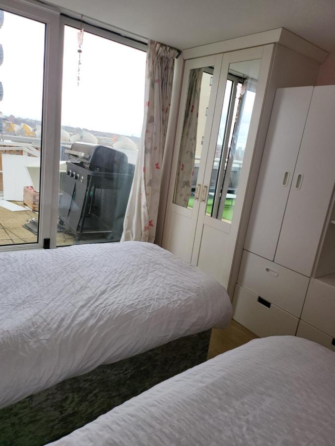 3 Bedrooms 2 Baths, Overlooking The River Near Excel, O2, Airport - Sleeps Up To 6 * Londres