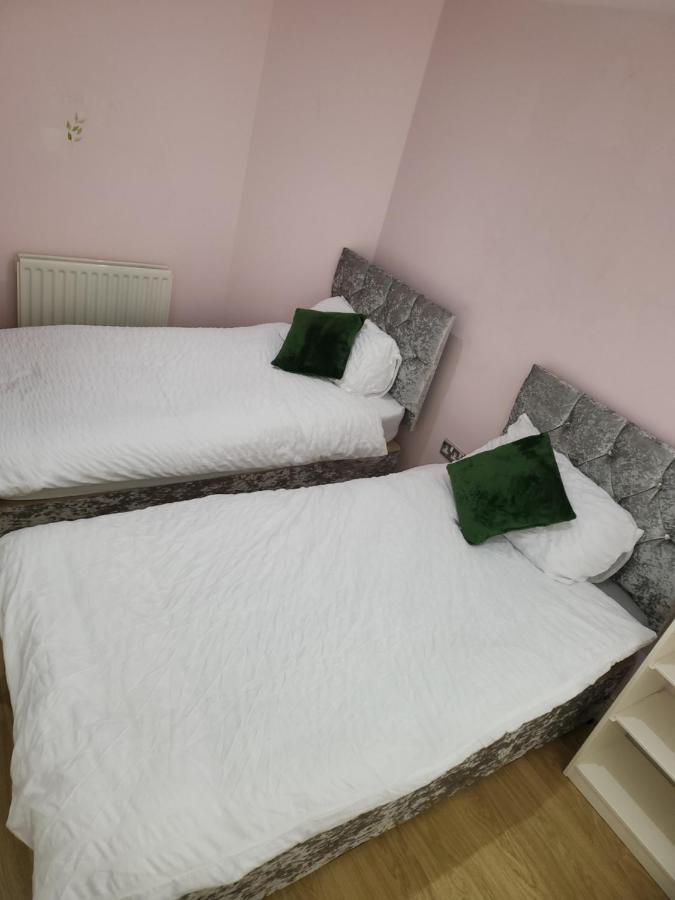 Apartamento 3 Bedrooms 2 Baths, Overlooking The River Near Excel, O2, Airport - Sleeps Up To 6 *