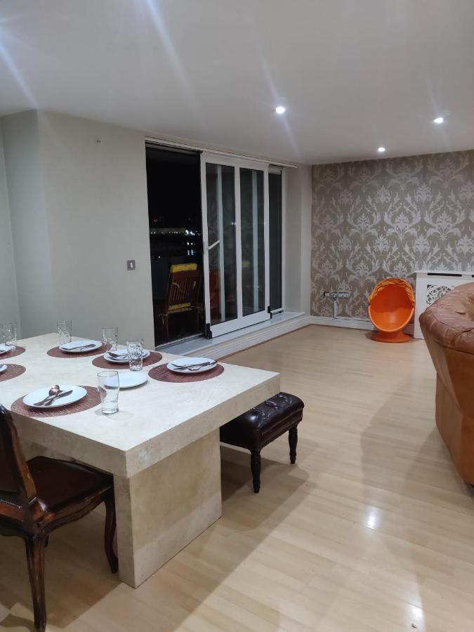 3 Bedrooms 2 Baths, Overlooking The River Near Excel, O2, Airport - Sleeps Up To 6 *