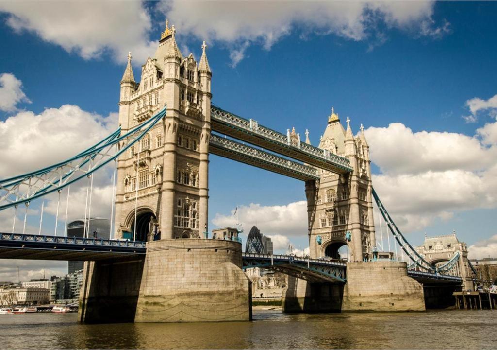 Bridge At Tower Bridge The Shard And Borough Market Londres