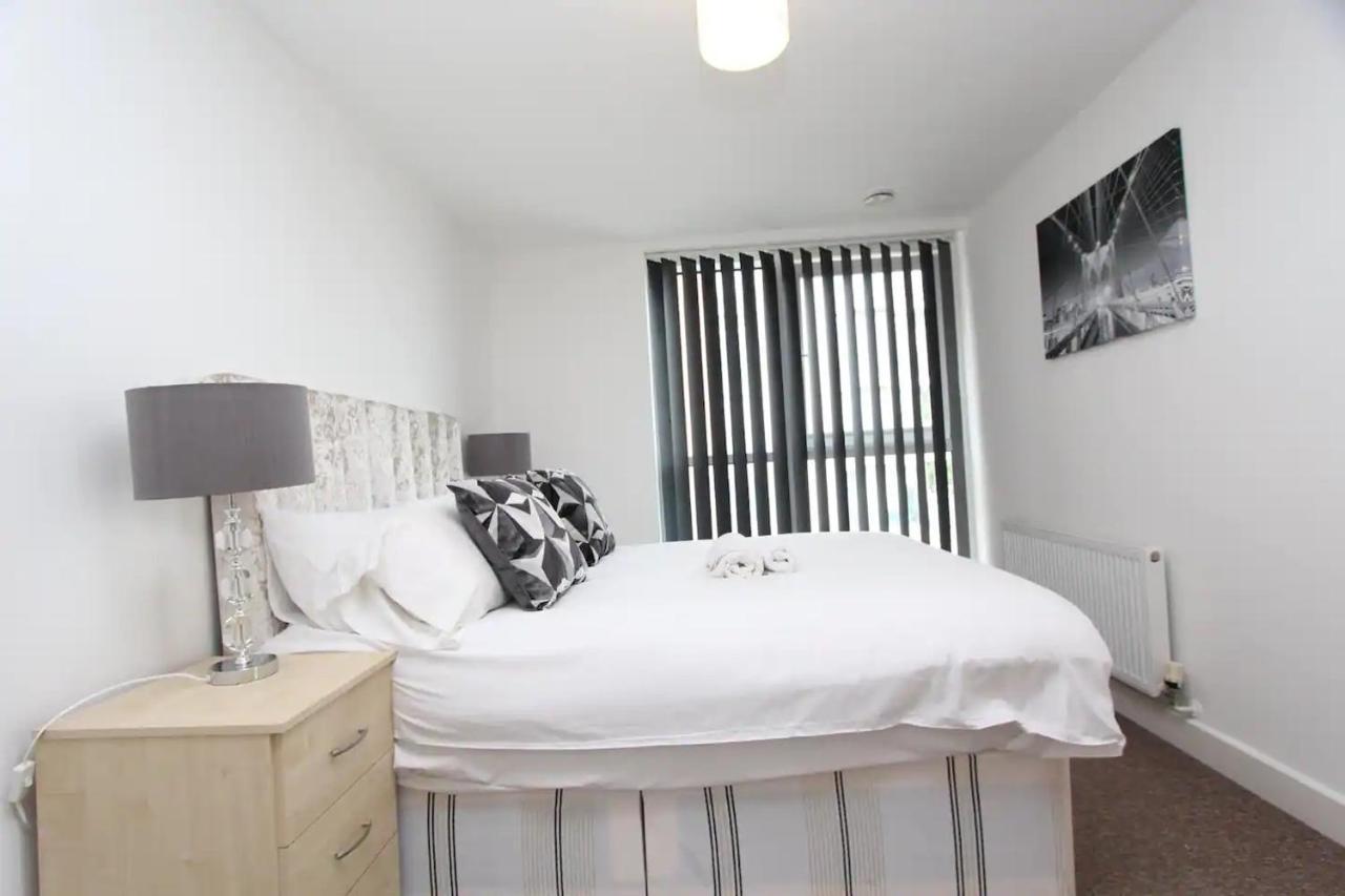 1 Bedroom With Dock Views In E16 Londres