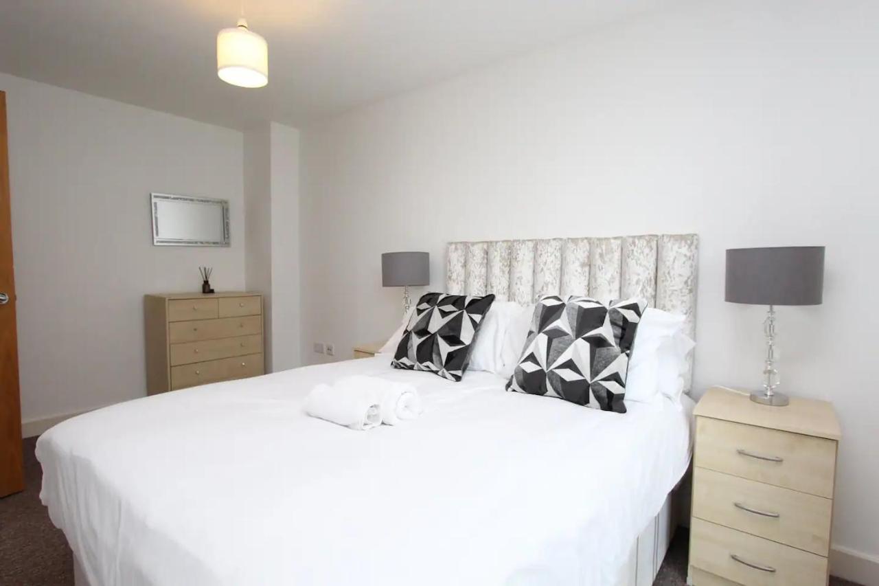 1 Bedroom With Dock Views In E16 *