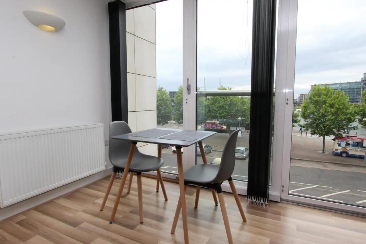 1 Bedroom With Dock Views In E16 Appartement