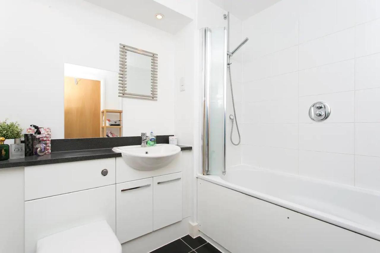 Appartement 1 Bedroom With Dock Views In E16 *