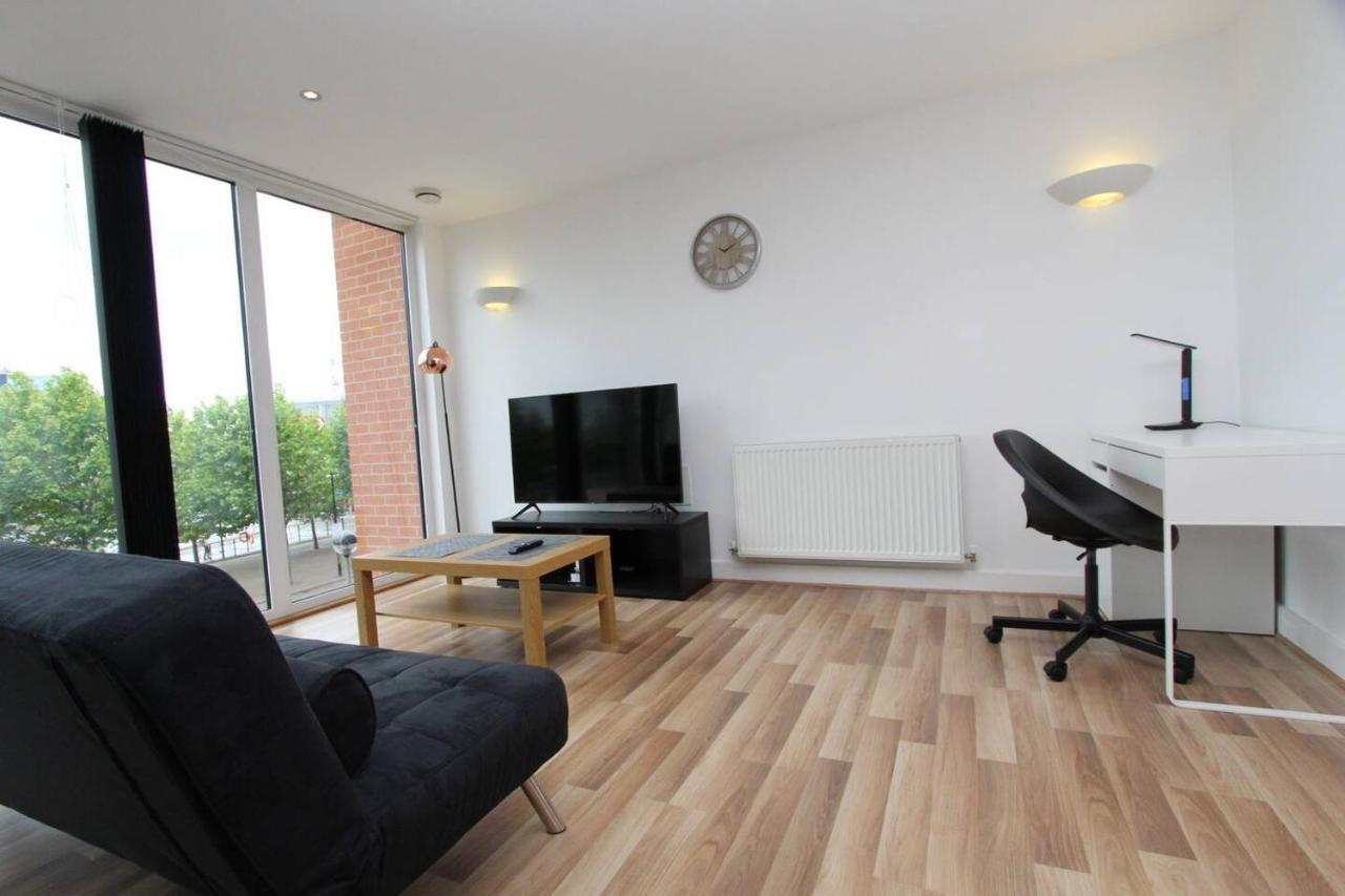 1 Bedroom With Dock Views In E16 Appartement