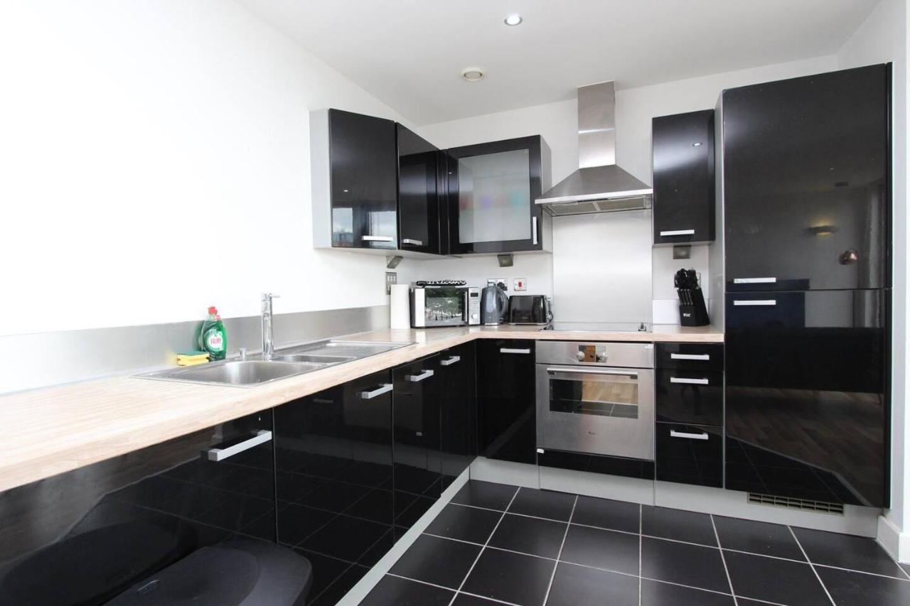 1 Bedroom With Dock Views In E16 *