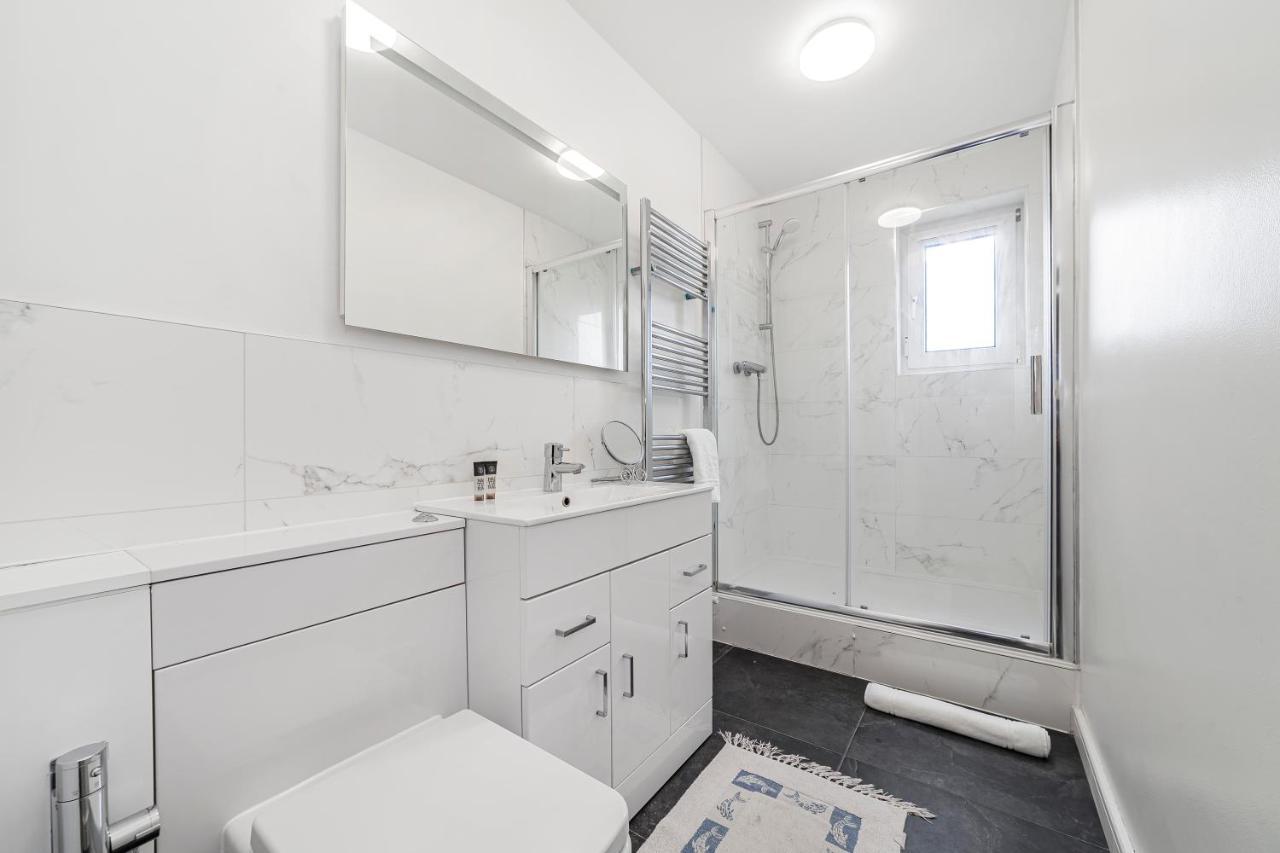 Modern Flat Wbalcony & View, East * Londres