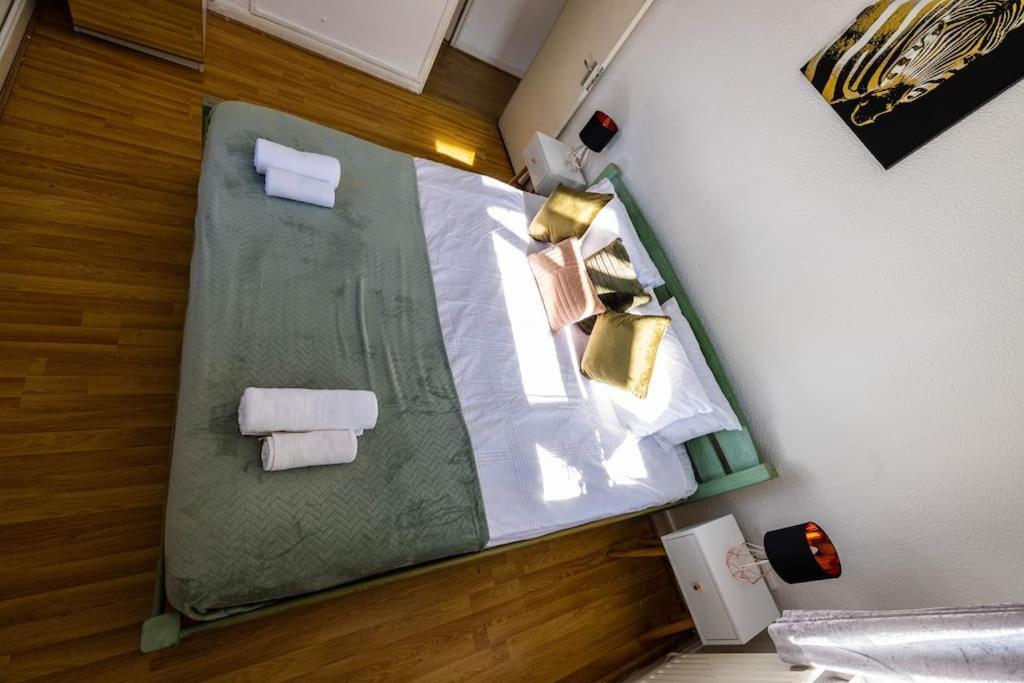 Pristine 3 Beds Hackney E9 *